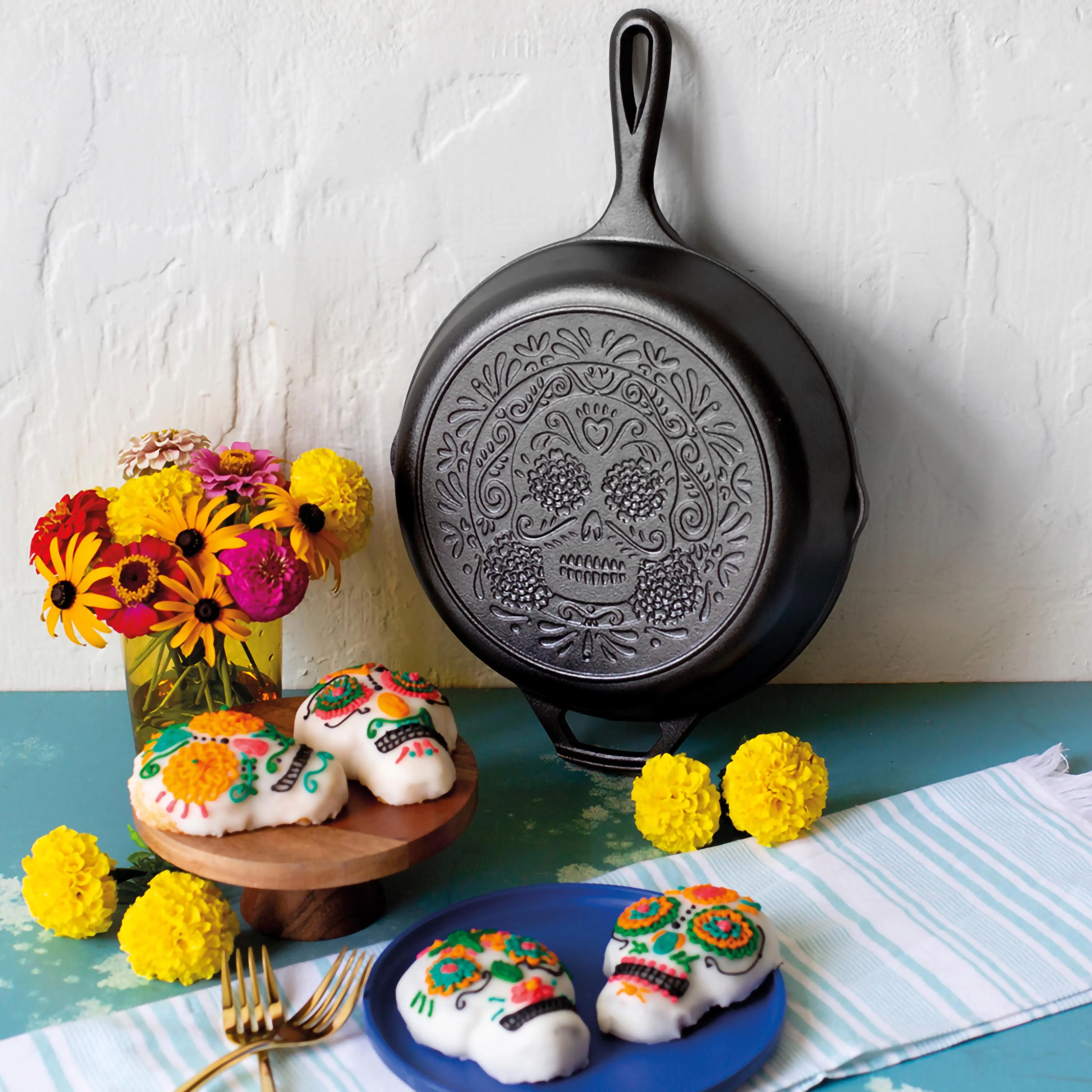 Round grill pan with high edge in cast iron 26 cm Skull